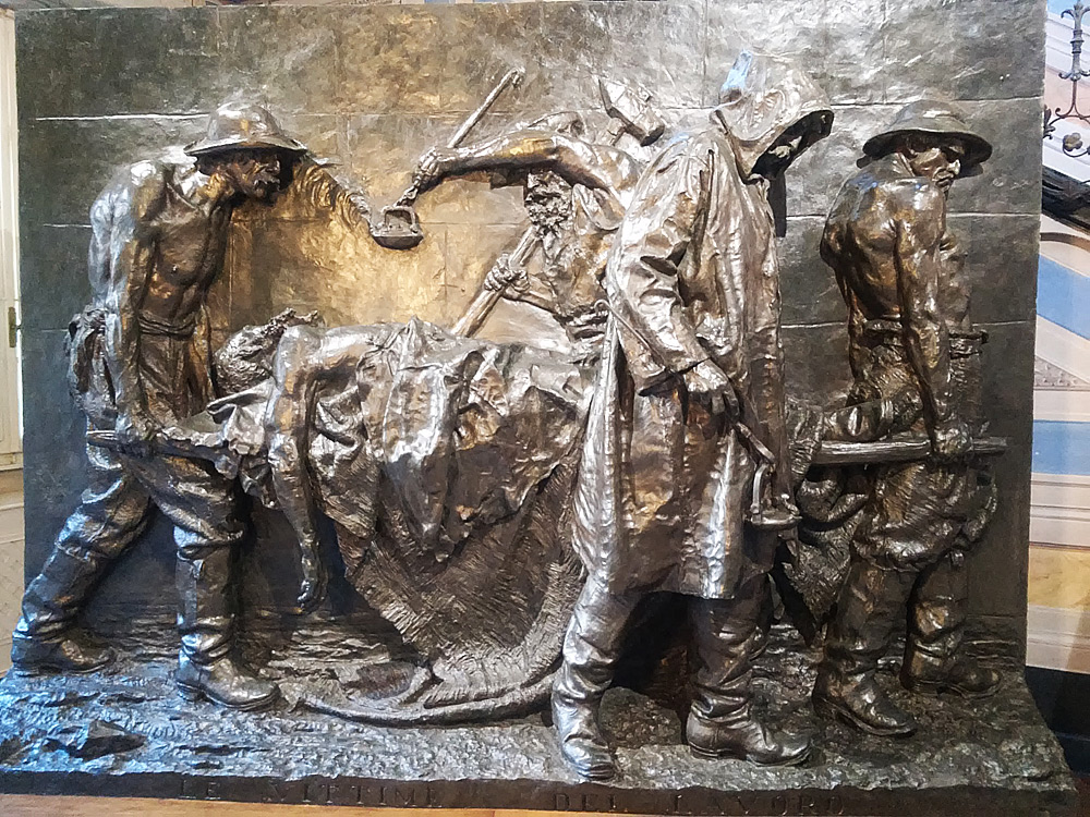 Vincenzo Vela, Monumento alle vittime del lavoro (1882; bronzo, 239 x 323 x 40 cm; Roma, Galleria Nazionale d'Arte Moderna e Contemporanea)
