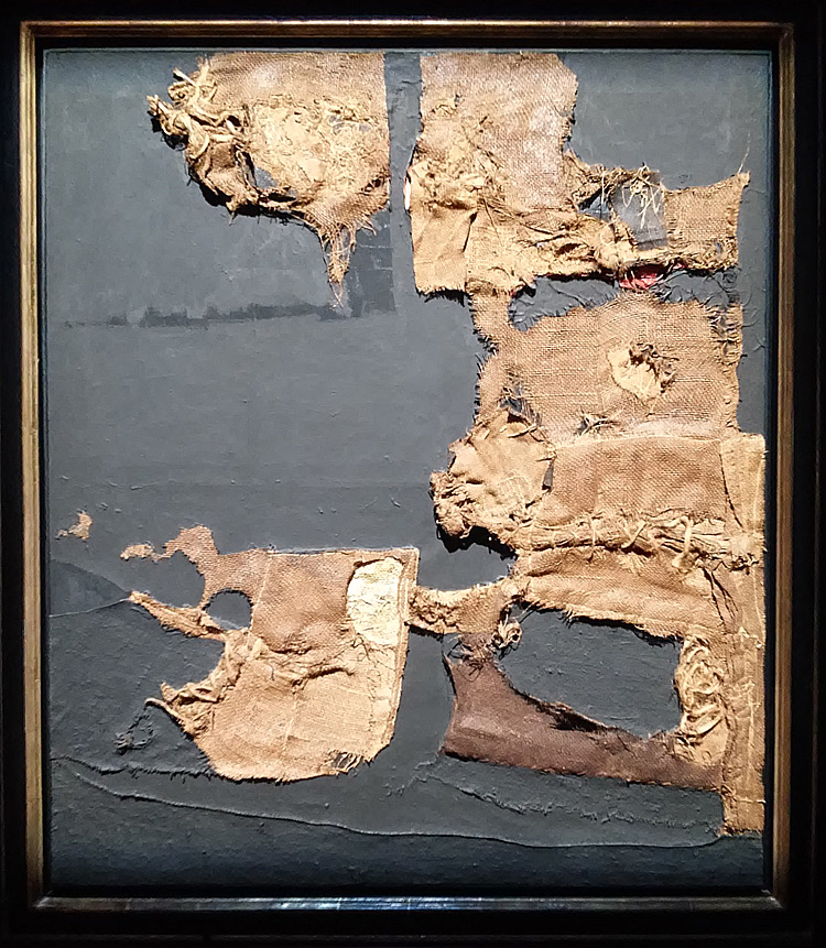 Alberto Burri, Sacco e oro (1953; sacco, acrilico e oro su tela, cm 103 × 89,3; Collezione privata, Courtesy Galleria dello Scudo, Verona)
