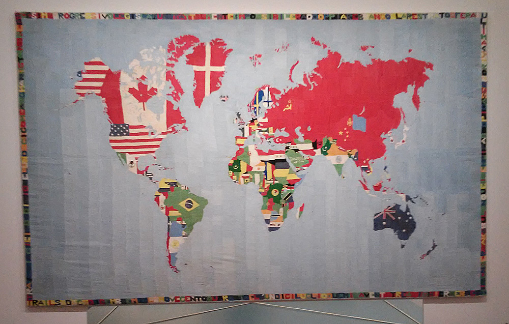 Alighiero Boetti, Mappa (1971-1973;
ricamo su tessuto,
cm 231 × 373;
Agata Boetti)
