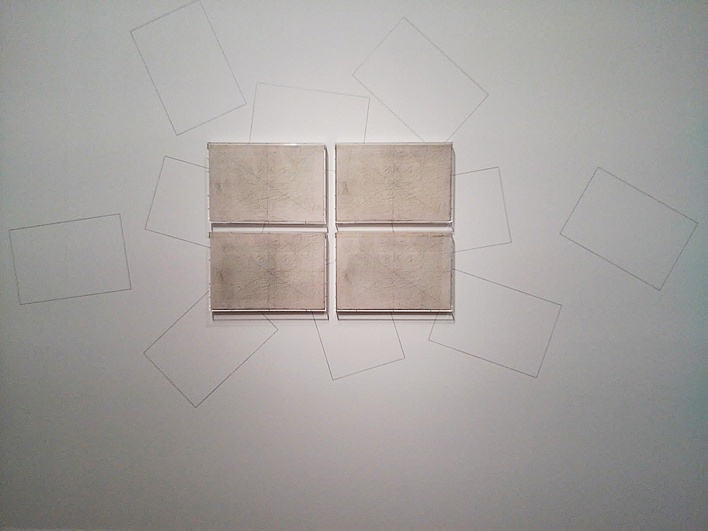 Giulio Paolini, Un quadro (1970;
fotografia su tela emulsionata,
cm 40 × 60;
Torino, Fondazione Giulio e Anna Paolini.
In mostra quattro esemplari integrati
con un disegno a parete, ideato dall’artista
per l’occasione)
