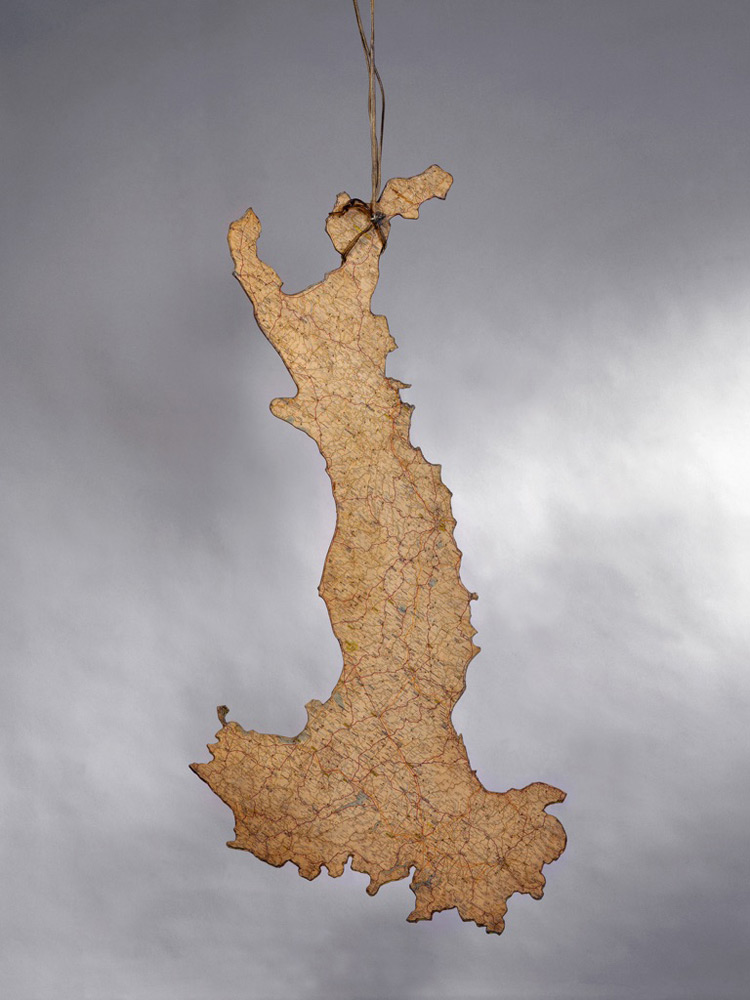 Luciano Fabro, L'Italia (1968; ferro e carta geografica, cm 127 × 75 × 4; Lugano, MASI, Deposito da collezione privata)
