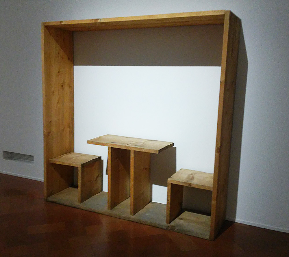 Michelangelo Pistoletto, Quadro da pranzo (1965; legno, cm 200 × 200 × 50; Biella, Cittadellarte-Fondazione Pistoletto)

