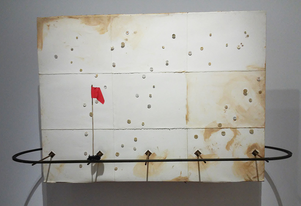 Pier Paolo Calzolari, Senza titolo (1968; tecnica mista su carta, bottoni, trenino elettrico su binario, cm 170 × 275 × 82;
Milano, Collezione Oscar Giuseppe Damiani,
Courtesy A arte Invernizzi, Milano)
