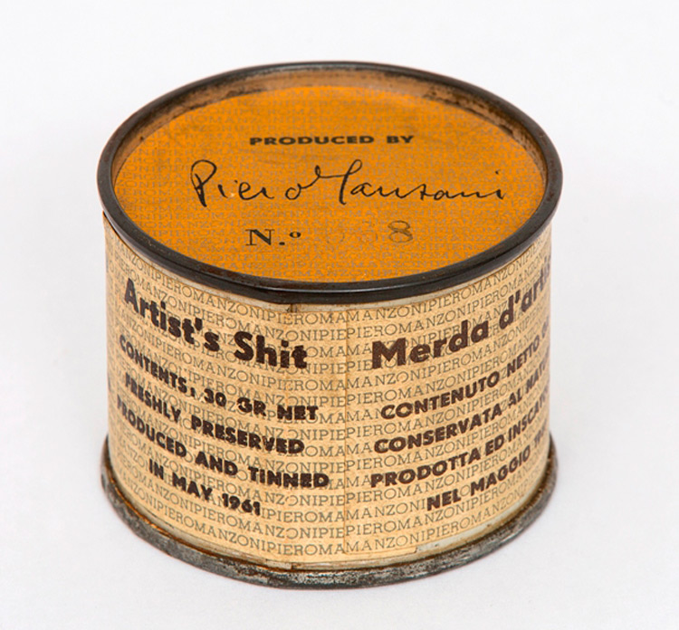 Piero Manzoni, Merda d’artista n. 68 (maggio 1961; scatoletta di latta, carta stampata, cm 4,8 × 6,4 ø; Milano, Fondazione Piero Manzoni)
