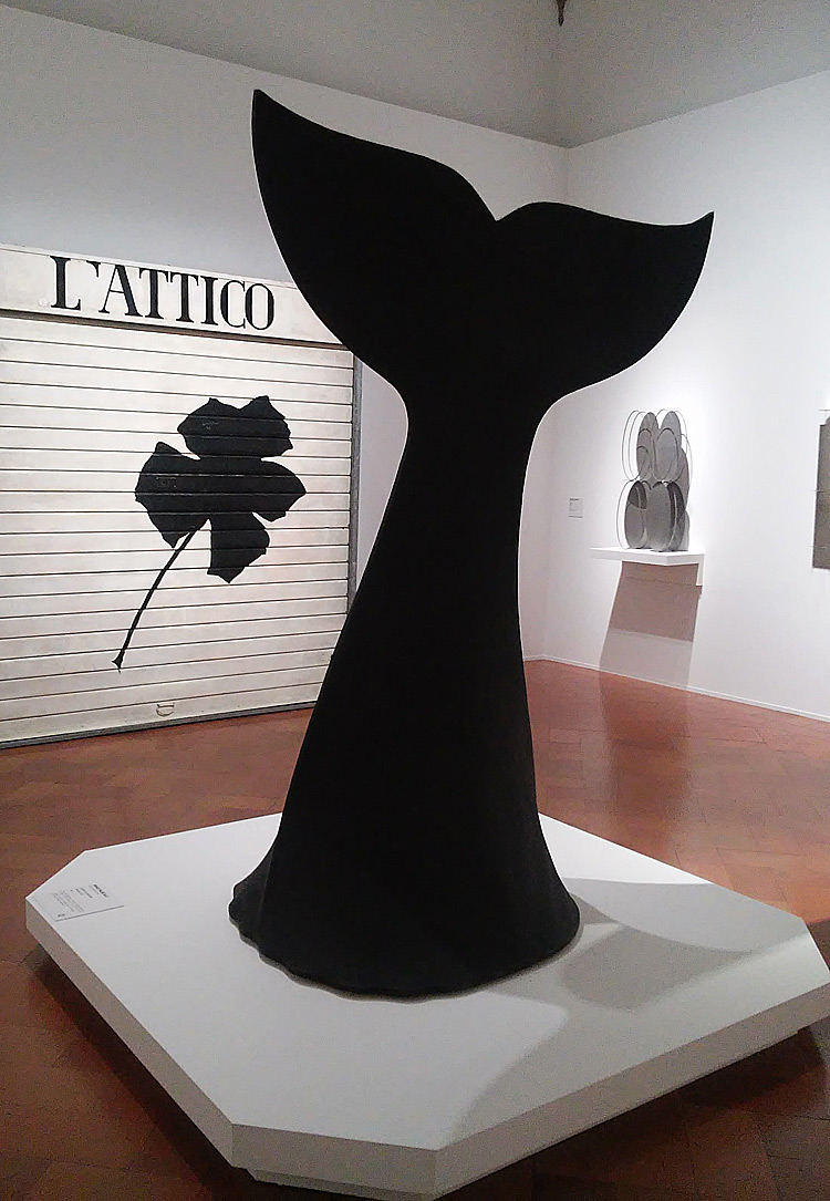 Pino Pascali, Coda di cetaceo (1966; tela centinata dipinta di nero su struttura di legno, cm 225 × 110 × 100; Spoleto, Comune di Spoleto, Palazzo Collicola Arti Visive, Museo Carandente)
