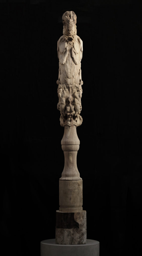 Nicola Samorì, Lieve legno (2017; legno di noce, 275 x 40 x 30 cm) Nicola Samorì, Lieve legno (2017; legno di noce, 275 x 40 x 30 cm)