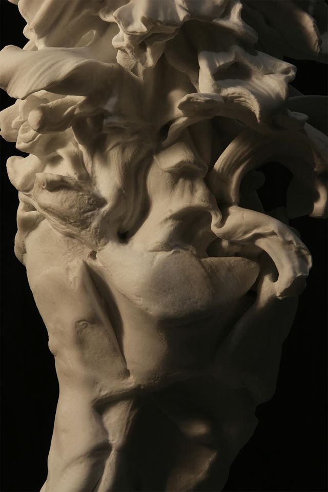 Nicola Samorì, Lucy, dettaglio (2016; marmo di Carrara e frammento lunare, 90 x 35 x 30 cm. Courtesy Monitor Gallery, Roma) Nicola Samorì, Lucy, dettaglio (2016; marmo di Carrara e frammento lunare, 90 x 35 x 30 cm. Courtesy Monitor Gallery, Roma)