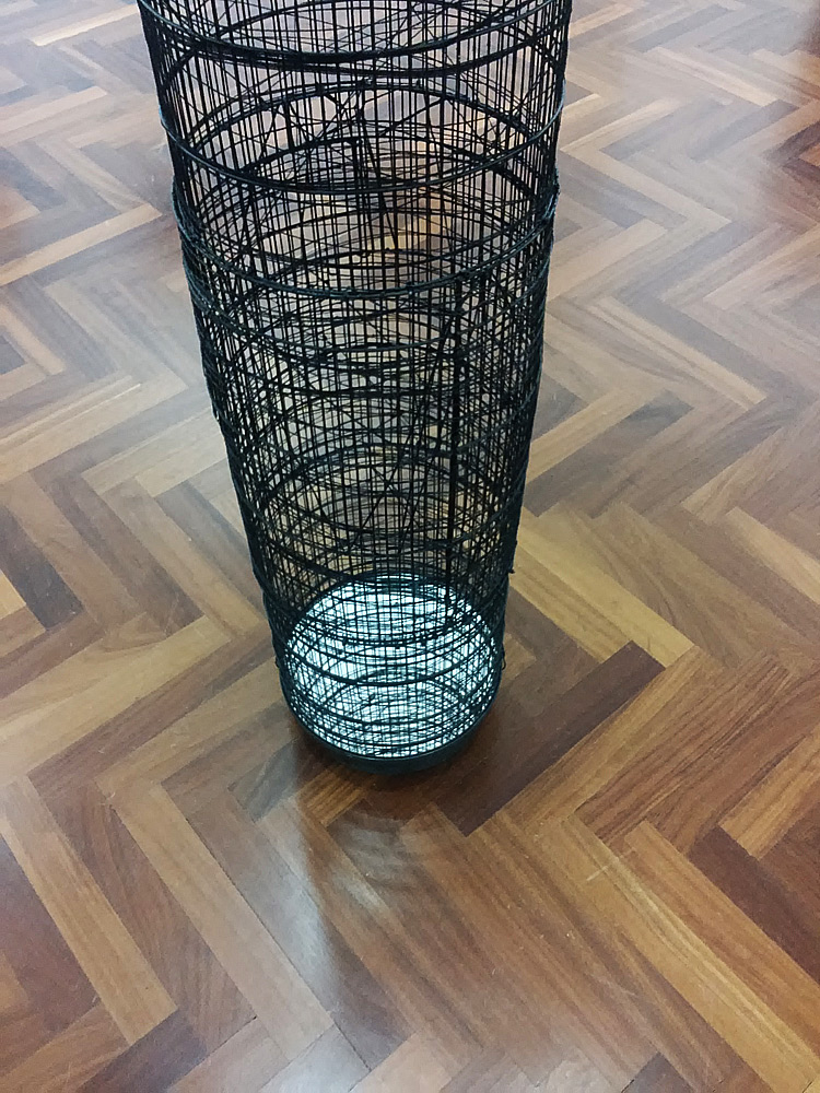 Andrea Bianconi, In Between (2013; gabbia e specchio, 158 x Ø 30 cm; courtesy Dream Collection, Vicenza, New York). Ph. Credit Finestre sull'Arte
