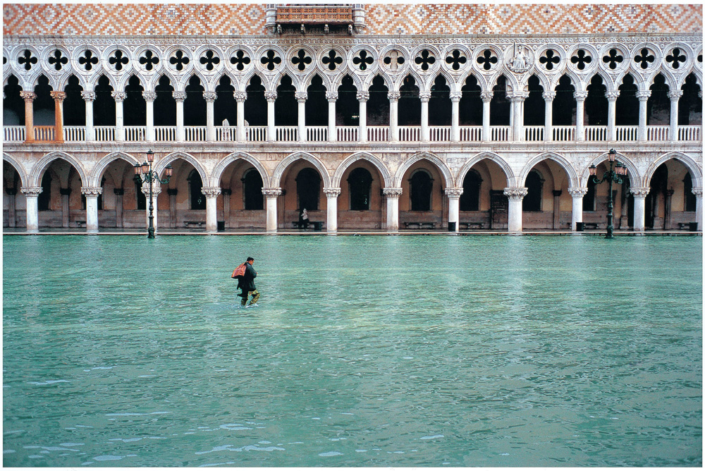 Fulvio Roiter, Acqua alta in Piazzetta San Marco, 2002 © Fondazione Fulvio Roiter
