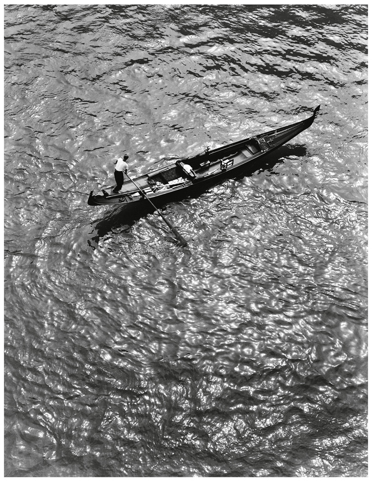Fulvio Roiter, Venezia, Gondola dall'alto del Ponte di Rialto, 1953 © Fondazione Fulvio Roiter
