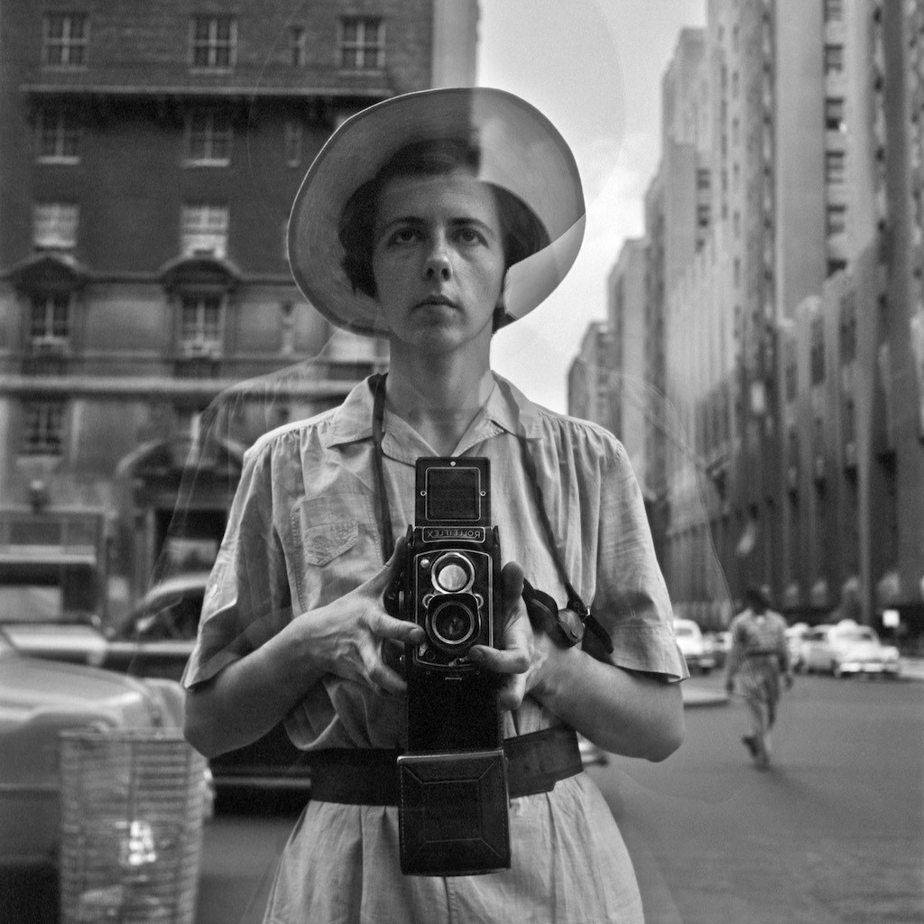 Vivian Maier, Autoritratto (s.d.; 40 x 50 cm; © Vivian Maier / John Maloof Collection, Courtesy Howard Greenberg Gallery, NY)
