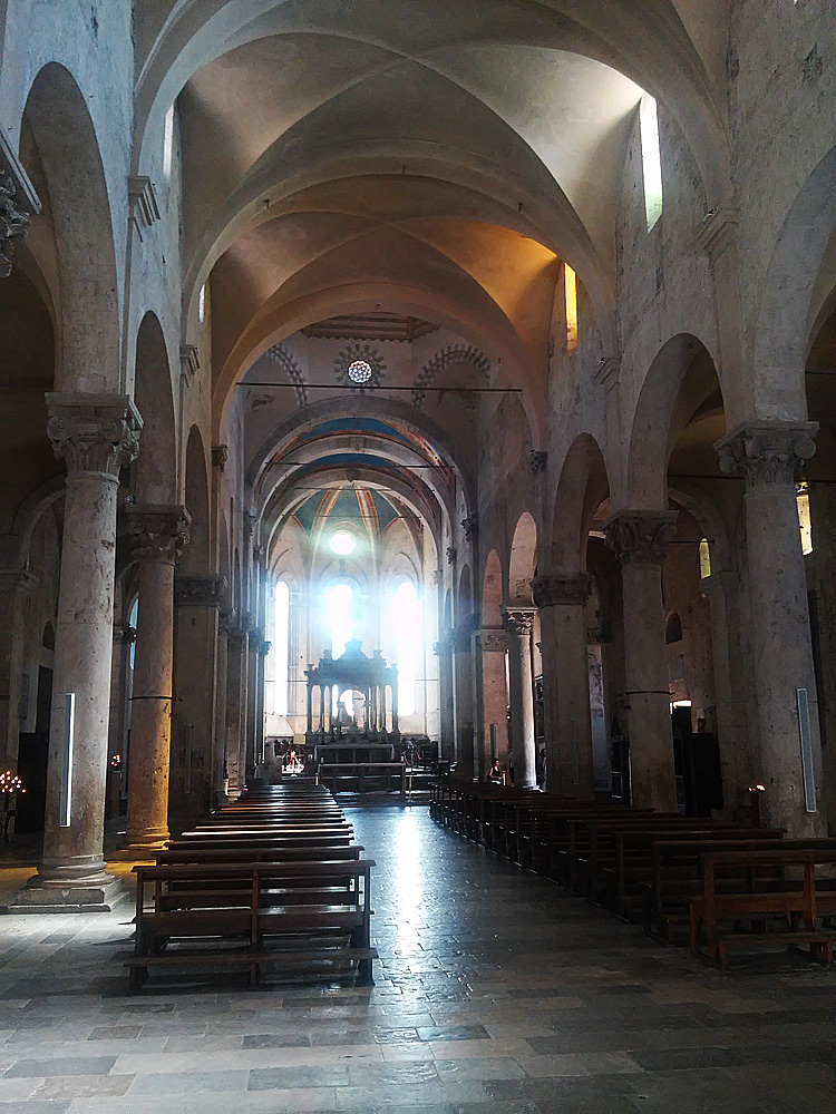 Interno del Duomo di San Cerbone. Ph. Credit Finestre sull'Arte
