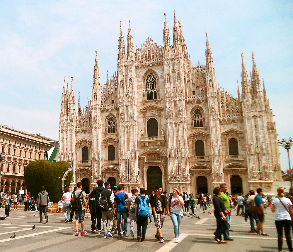 Piazza Duomo nel 2015 con, sulla sinistra, la Mela Reintegrata di Michelangelo Pistoletto. Ph. Credit Finestre sull'Arte