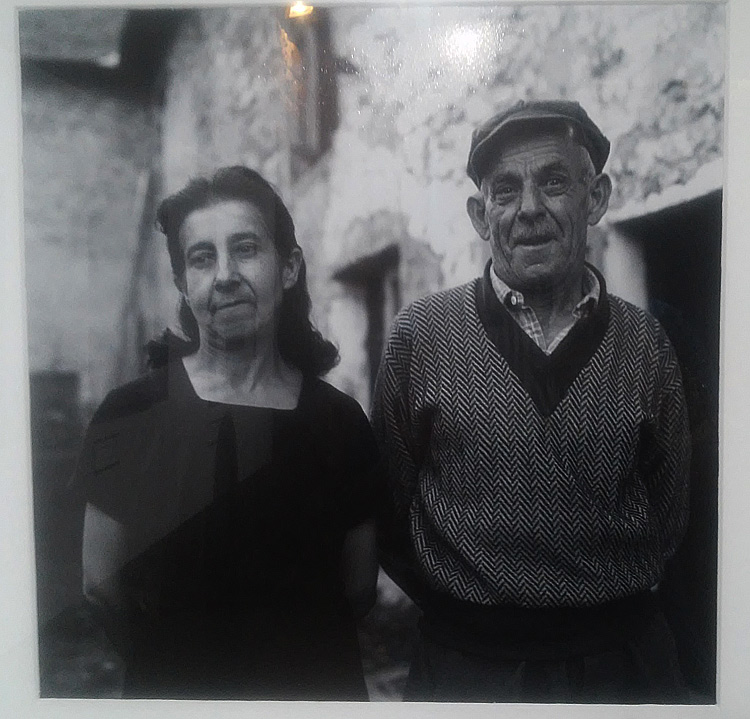 Vivian Maier, Augusta Blanchard ép. Boyer dit &raquo;Carabi&laquo; et son frère Hubert (s.d.; stampa contemporanea anticata a getto d'inchiostro; Collezione privata)
