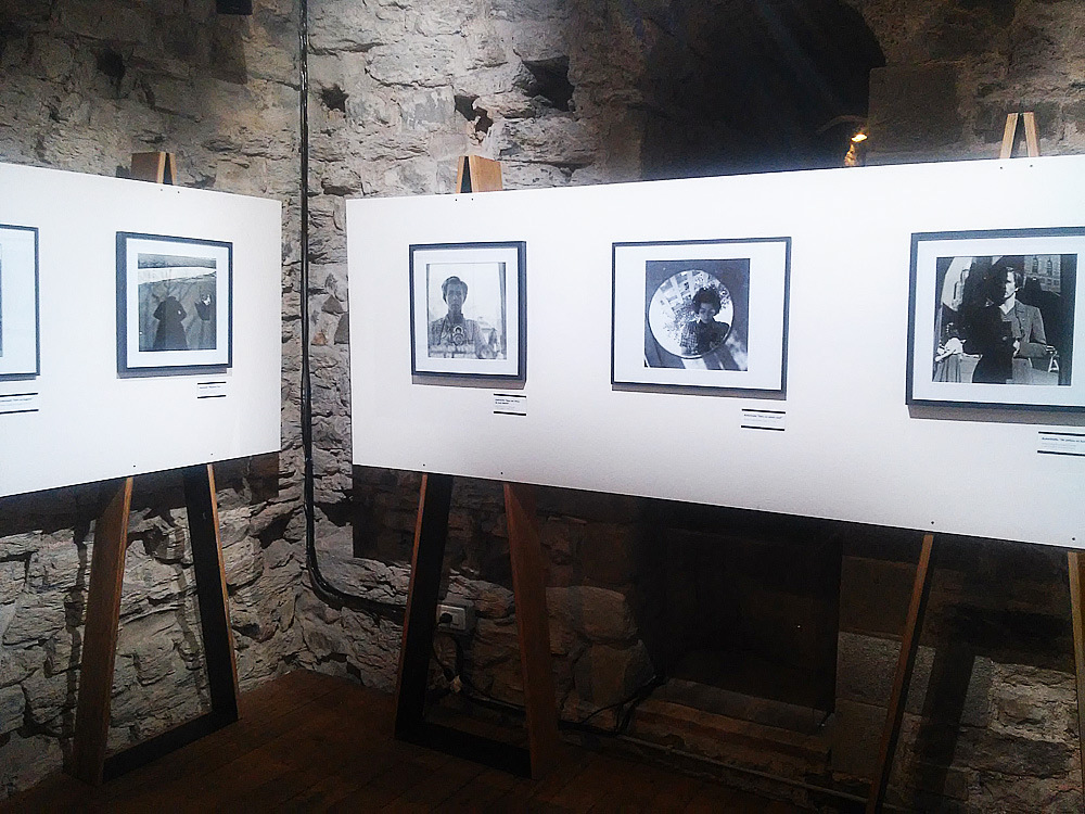 Una sala della mostra L'autre Vivian a Castelnuovo Magra

