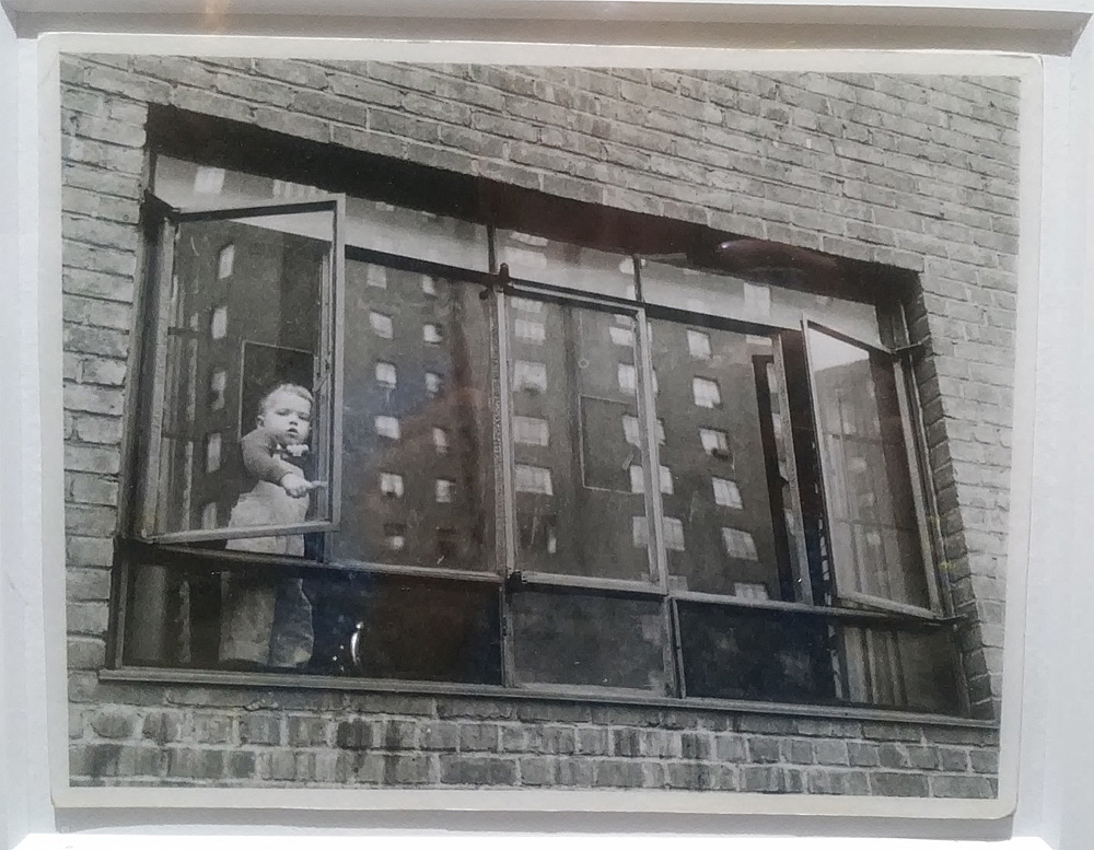 Vivian Maier, L'appel du dehors (s.d.; stampa contemporanea anticata a getto d'inchiostro; Collezione privata)
