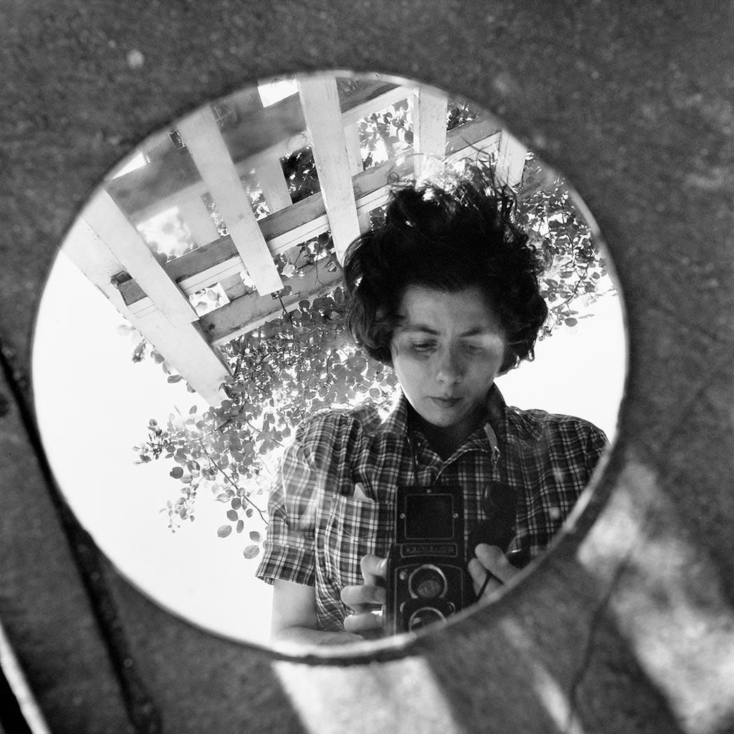 Vivian Maier, Autoritratto &rdquo;Dans un miroir rond&ldquo; (s.d.; stampa contemporanea anticata a getto d'inchiostro; Collezione privata)
