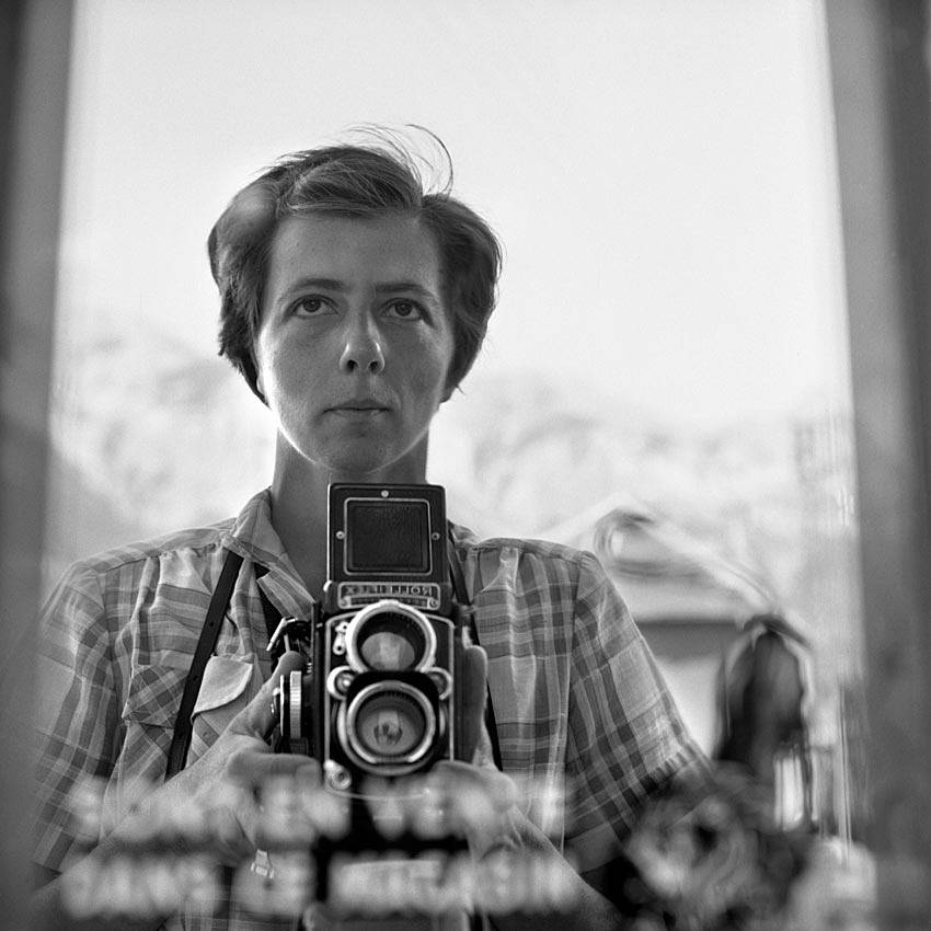 Vivian Maier, Autoritratto &rdquo;Dans une vitrine de Saint Bonnet&ldquo; (s.d.; stampa contemporanea anticata a getto d'inchiostro; Collezione privata)
