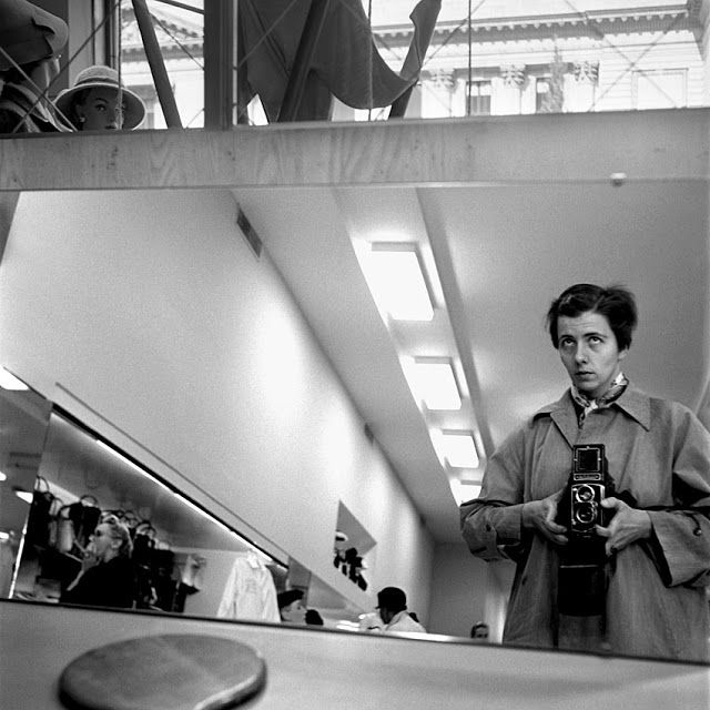 Vivian Maier, Autoritratto &rdquo;Dans un magasin; (s.d.; stampa contemporanea anticata a getto d'inchiostro; Collezione privata) 
