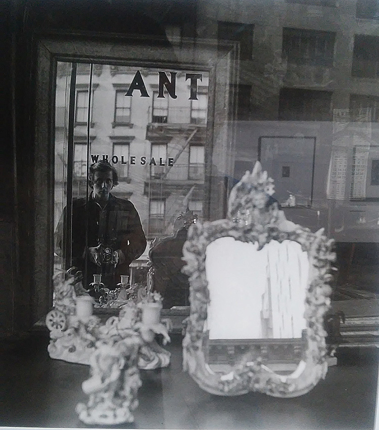 Vivian Maier, Autoritratto &rdquo;Whole sale&ldquo; (s.d.; stampa contemporanea anticata a getto d'inchiostro; Collezione privata) 
