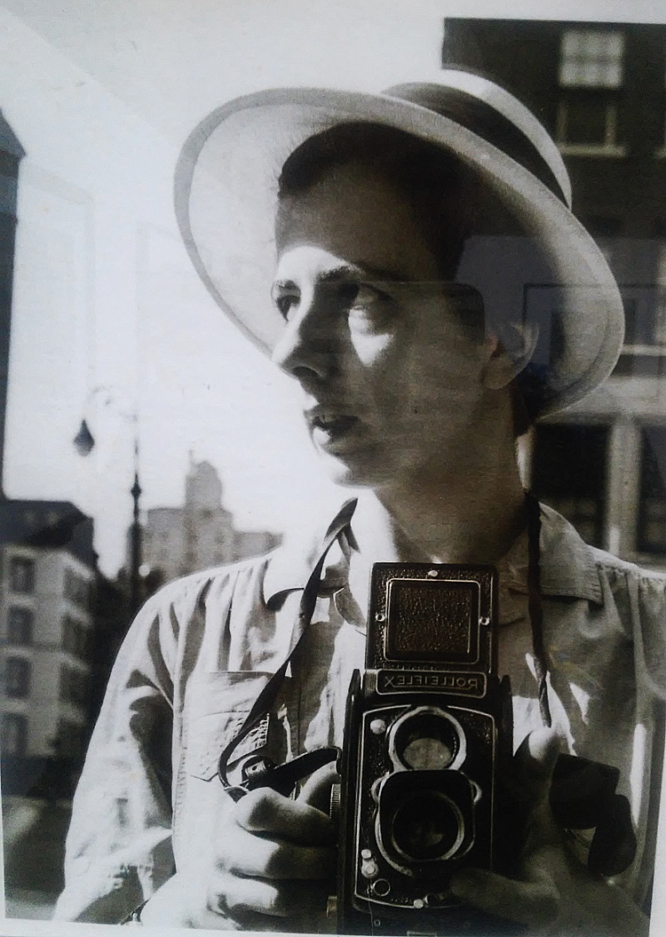 Vivian Maier, Autoritratto &rdquo;USA&ldquo; (s.d.; stampa contemporanea anticata a getto d'inchiostro; Collezione privata) 
