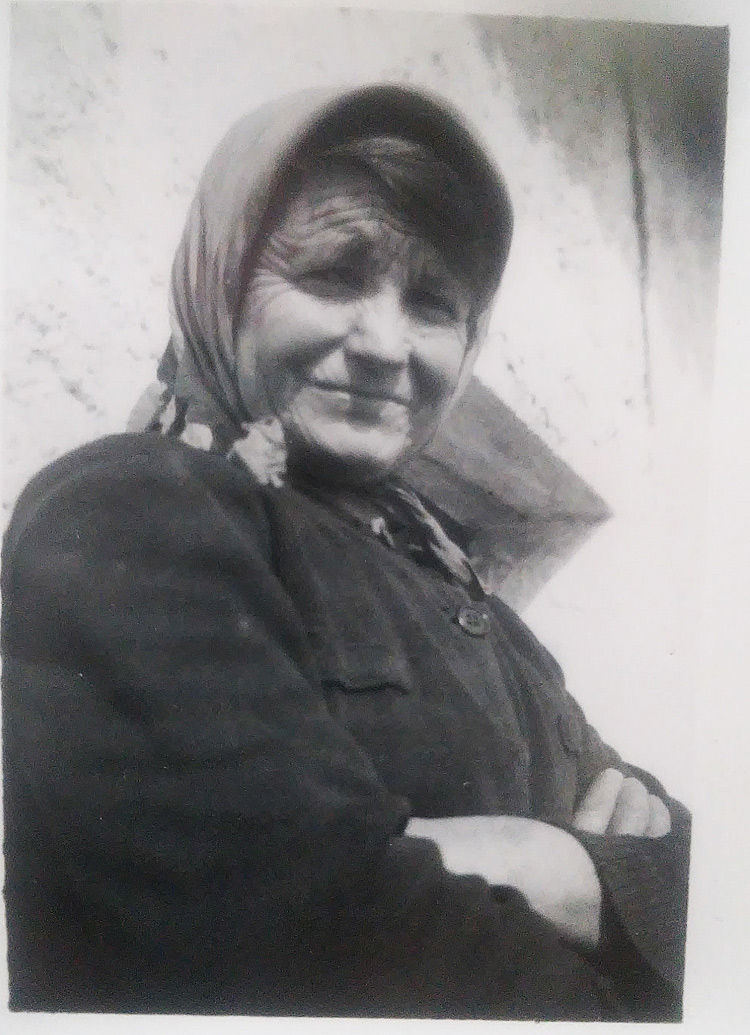 Vivian Maier, Femme au foulard (1951; fotografia originale con stampa argentica e annotazione autografa di Vivian Maier &raquo;March 6th 1951 (tucs) Agathe Nicolas Le Domaine&laquo;; Collezione privata)
