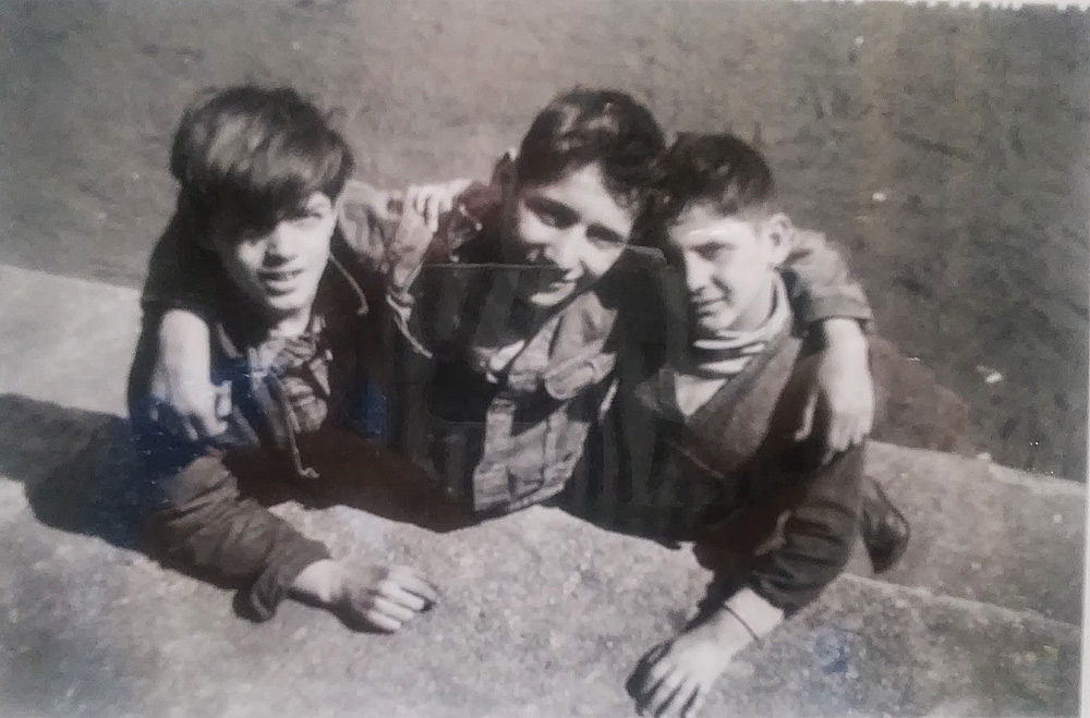 Vivian Maier, Ils sont trois, il se prêtent au jeau de la photographe (1952; stampa contemporanea anticata a getto d'inchiostro; Collezione privata)
