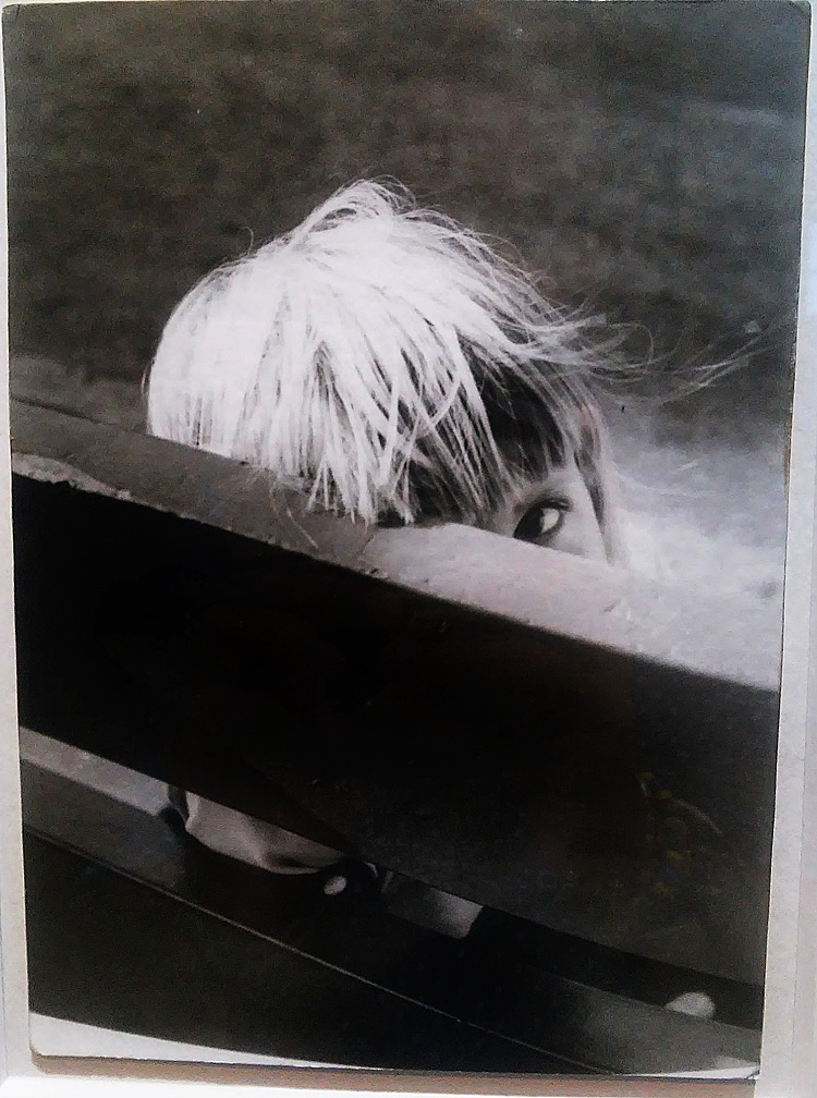 Vivian Maier, L'enfant (s.d.; stampa contemporanea anticata a getto d'inchiostro; Collezione privata)
