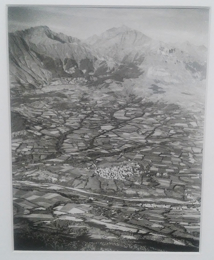 Vivian Maier, St. Bonnet entouré du bocage Chapsaurin vu de la montagne de Moutet (s.d.; fotografia originale con stampa argentica; Collezione privata)
