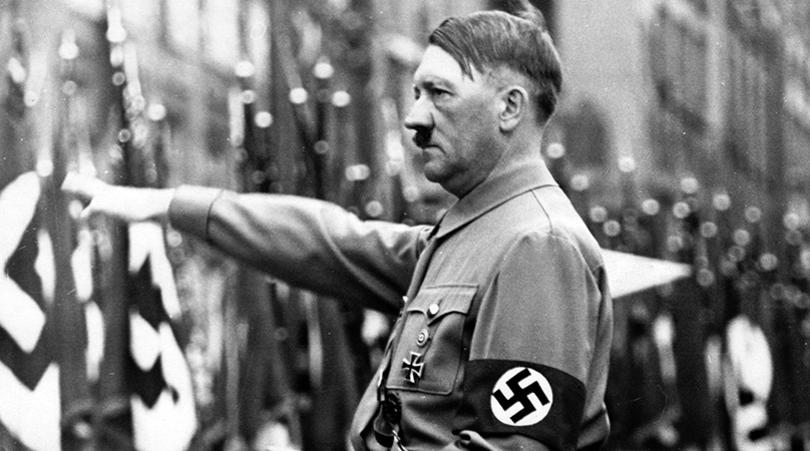 Adolf Hitler indossa la fascia con la svastica Adolf Hitler indossa la fascia con la svastica