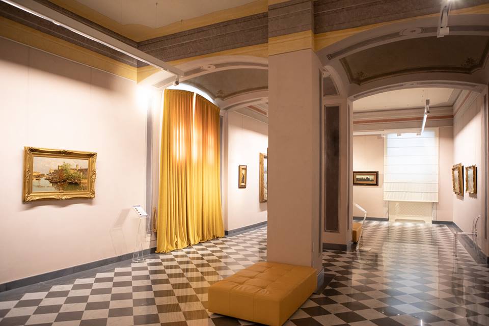 Una sala della mostra Colori e forme del lavoro a Carrara, Palazzo Cucchiari
