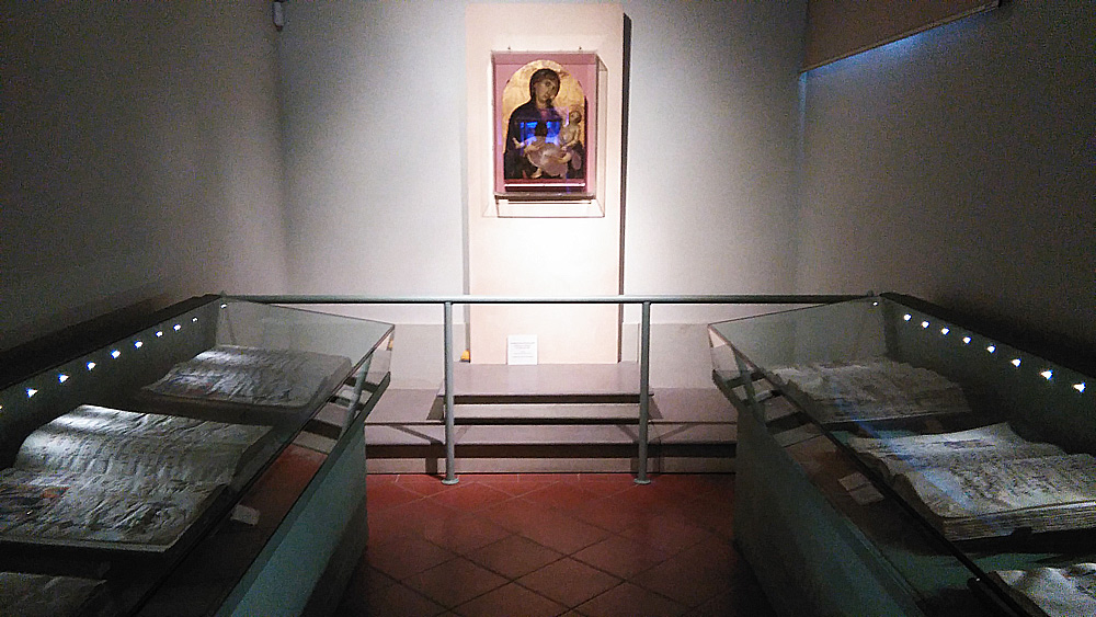 La Madonna di Castelfiorentino al termine del corridoio nel Museo di Santa Verdiana. Ph. Credit Finestre sull'Arte
