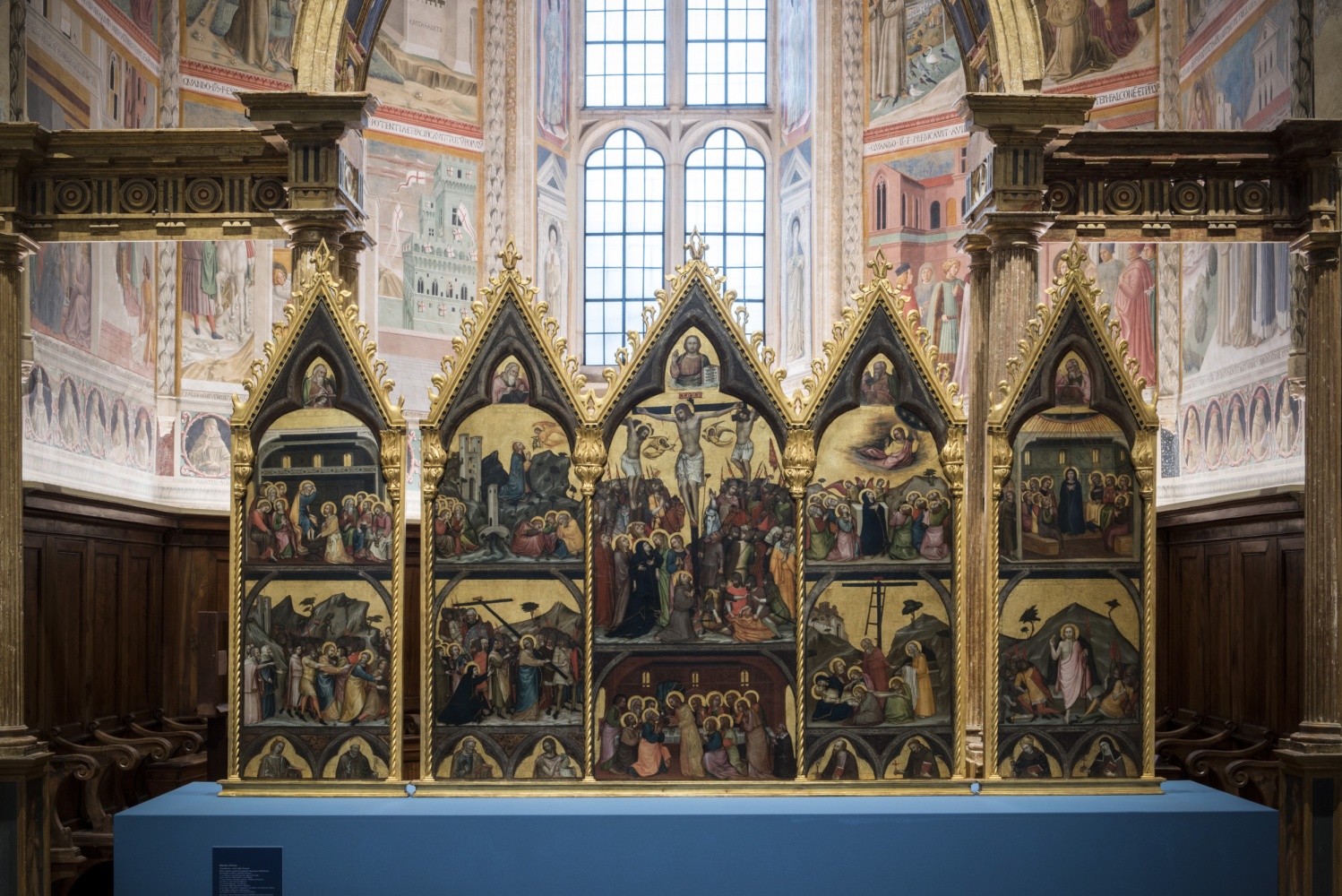 Maestro di Fossa, Crocifissione e storie della Passione (1336; tempera, oro e argento su tavola, 166 x 280 cm; Città del Vaticano, Musei Vaticani)
