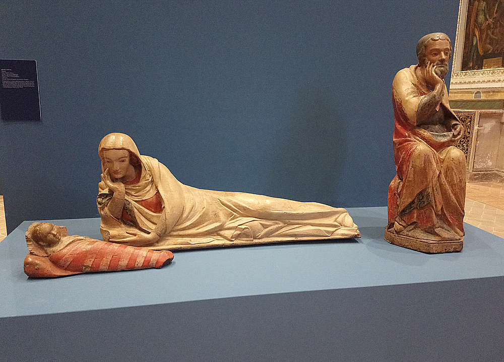 Maestro di Fossa, Natività (1340 circa; legno intagliato e dipinto, la Madonna 61 x 135 x 27 cm, san Giuseppe 115 x 50 x 40 cm, Gesù Bambino 22,5 x 62 x 14 cm; Tolentino, Museo del Santuario di San Nicola da Tolentino)
