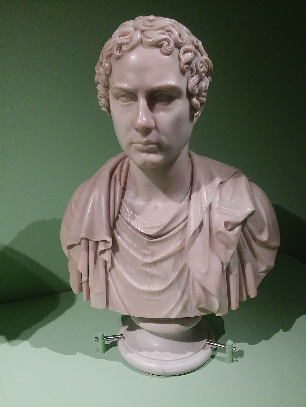 Bertel Thorvaldsen, Busto-ritratto di Lord Byron (1817-1833; marmo, 69 x 48 30 cm; Milano, Veneranda Biblioteca Ambrosiana)
 Bertel Thorvaldsen, Busto-ritratto di Lord Byron (1817-1833; marmo, 69 x 48 30 cm; Milano, Veneranda Biblioteca Ambrosiana)