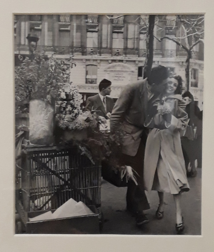 Robert Doisneau, La plus stricte intimité (1945; stampa in gelatina d' argento, 32,2 x 21,7cm)
 Robert Doisneau, La plus stricte intimité (1945; stampa in gelatina d' argento, 32,2 x 21,7cm)