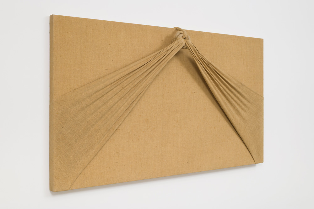 Jorge Eielson, Quipus 64 A (1984; iuta su tavola, 90 x 160 x 18 cm). Courtesy Il Chiostro arte contemporanea
