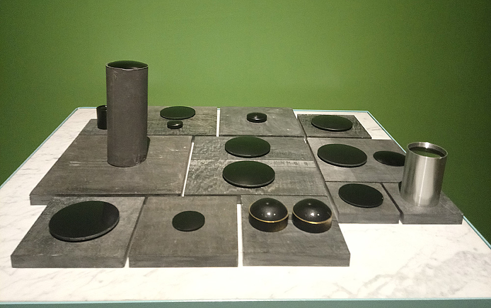 CCH, “La vue 24 Mai 1748 - VOTRE TRÈS HUMBLE SU JET” (2017; ferrno verniciato, marmo di Belgio, lenti e ottiche, 110 x 71 x 81 cm)
