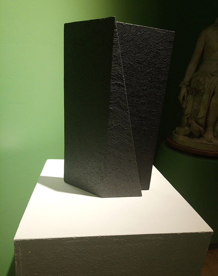 Giuseppe Uncini, Senza titolo (1987; cemento e laminato in legno, 45,5 x 28 x 10,5 cm)
