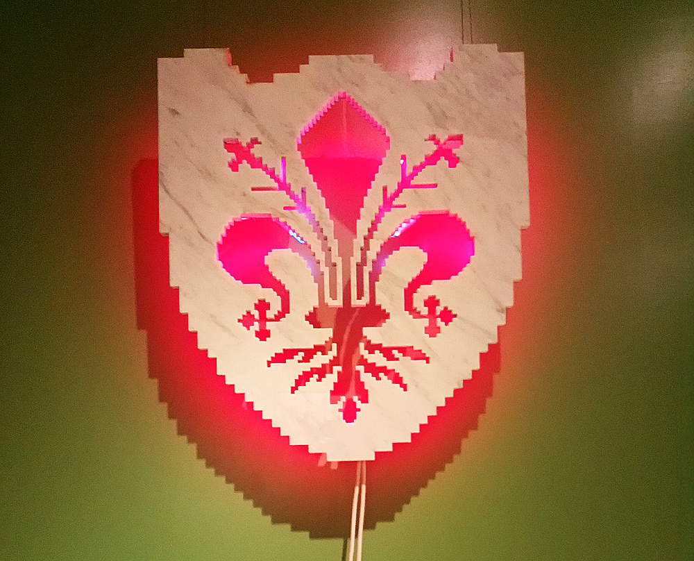 Michele Chiossi, Lily of Florence (2012; marmo statuario, acciaio e neon, 67 x 59 x 10 cm)
