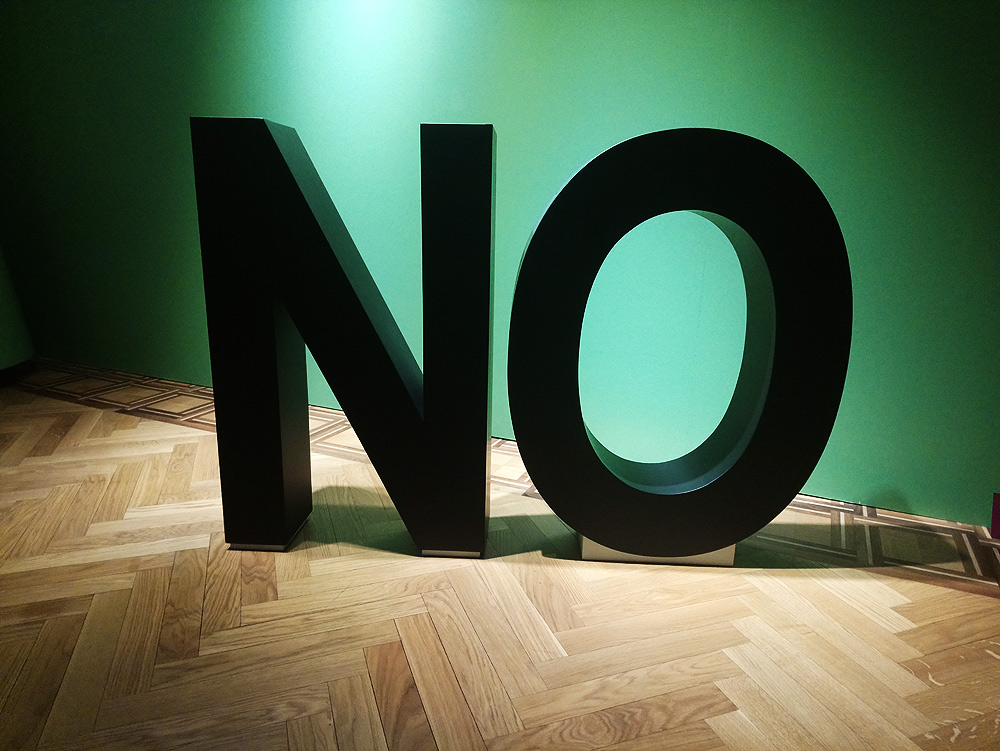 Santiago Sierra, NO (2009; legno dipinto, 100 x 150 x 22 cm, esemplare 1/7)
