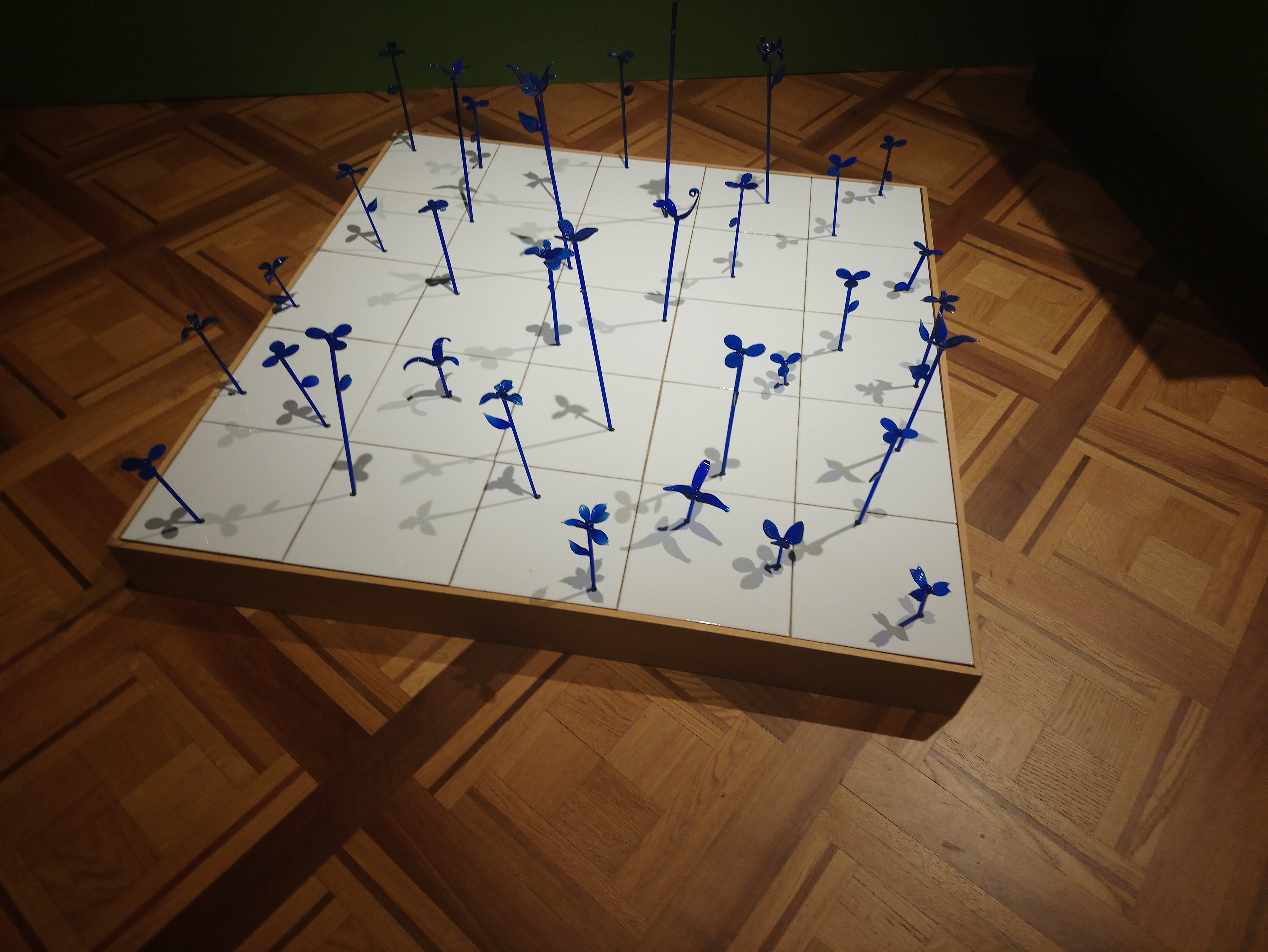 Vittorio Corsini, Prato blu (1998; vetro, legno e ceramica, 100 x 100 x 35 cm)
