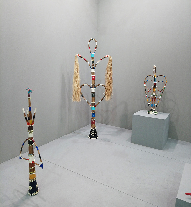 Le opere di Mestre Didi allo stand di Almeida e Dale
