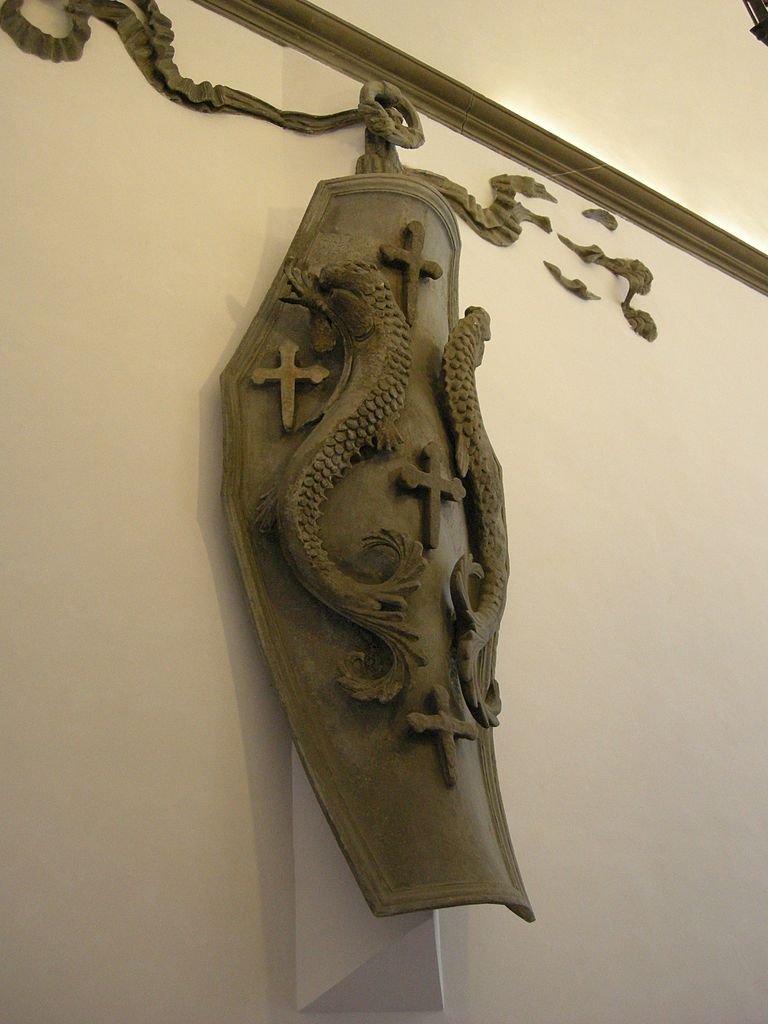 Donatello (attr.), Stemma della famiglia Pazzi (prima metà del XV secolo; pietra; Firenze, Palazzo Pazzi)
