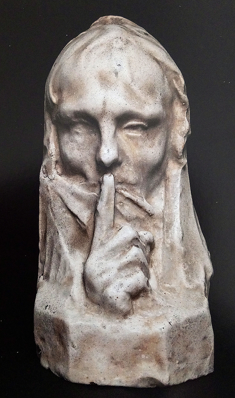 Jean Dampt, Alexandre Bigot, Le silence (1897; gres, 19 x 9 x 8 cm; Parigi, Collezione Jean-David Jumeau-Lafond)
