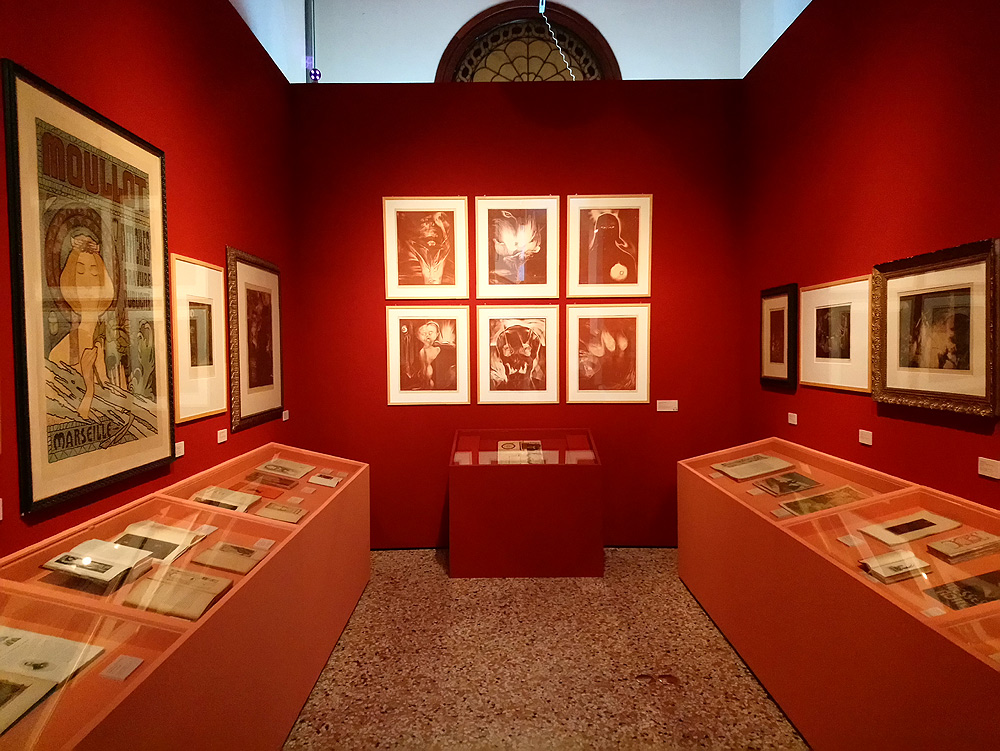 Una sala della mostra Arte e Magia a Rovigo
