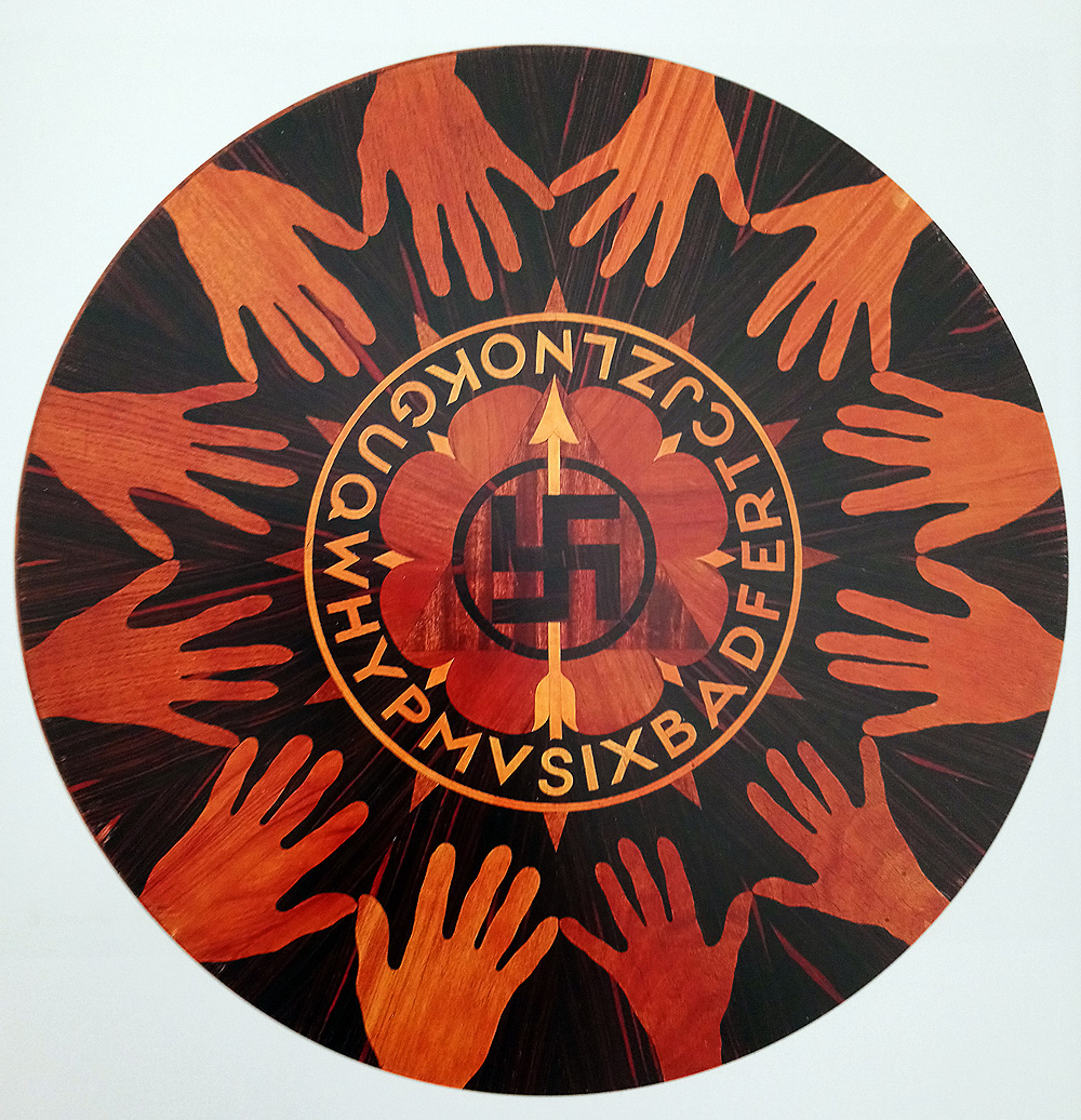 Thayaht, Tavolo tripode tondo per sedute spiritiche (1930 circa; piano in legno intarsiato, gambe rastremate in legno tornito a tortiglioni, altezza 80,5 cm, diametro 90 cm; Roma, Collezione Seeber Michahelles)
