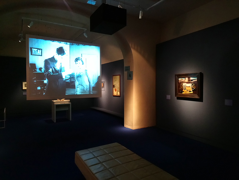 Una sala della mostra 1929: il grande surrealismo dal Centre Pompidou. Da Magritte a Duchamp
