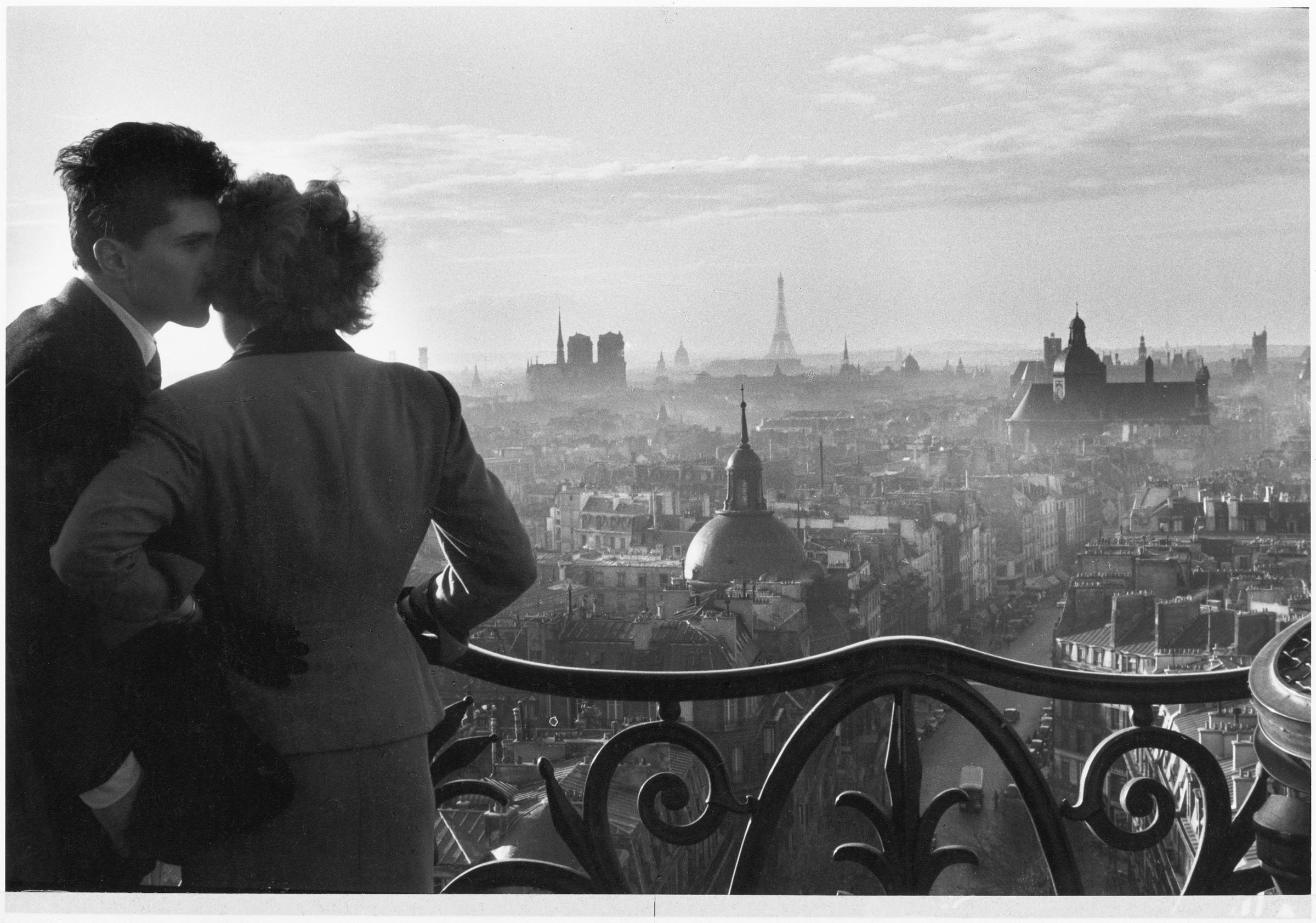 Willy Ronis, Gli innamorati della Bastiglia, Parigi, 1957. Ministère de la Culture - Médiathèque de l’architecture et du patrimoine Dist RMN-GP © Donation Willy Ronis
