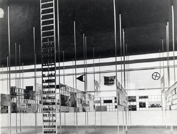 Marcello Nizzoli e Edoardo Persico, la Sala delle Medaglie d'Oro alla Mostra dell'Aeronautica del 1934 fotografata da News Blitz (1934; Milano, Fondo Archivio Fotografico della Triennale di Milano)
